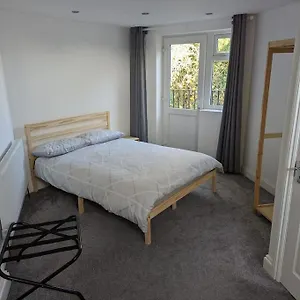  Apartment Flat With Great Transport Links United Kingdom